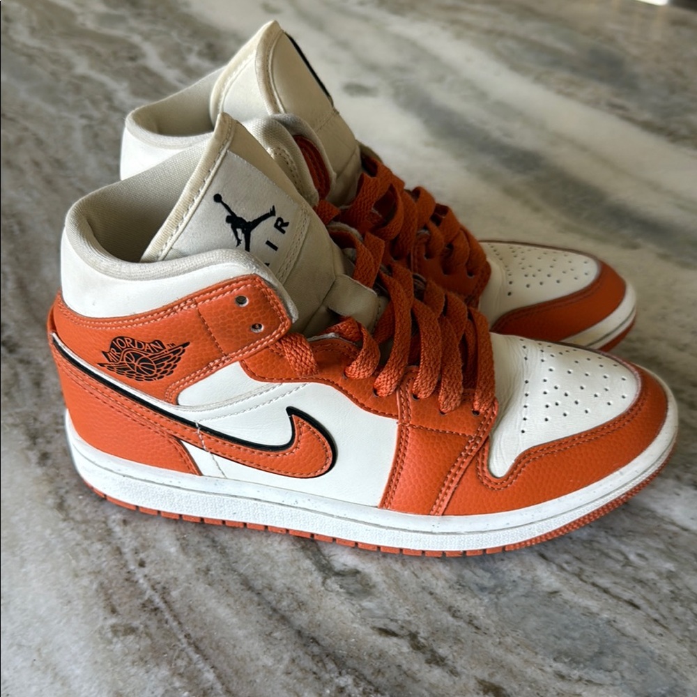 Air Jordan 1 Mid SE Sneakers Size 5.5
